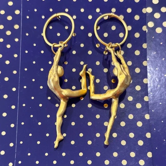 🧑🩰 Vintage Artisan Leaping Dancer Gold Hoop Drop Earrings 🧑🩰 - Picture 1 of 2